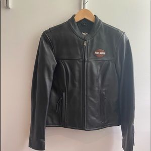 Harley Davidson leather jacket like new. Beautiful warm jacket